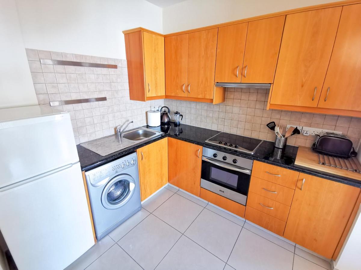 Sunny Pool Apartment Вороклини Екстериор снимка