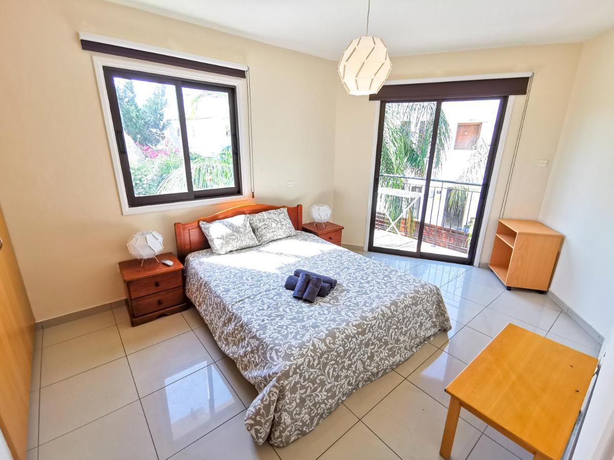 Sunny Pool Apartment Вороклини Екстериор снимка