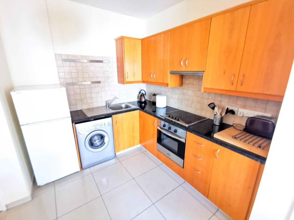 Sunny Pool Apartment Вороклини Екстериор снимка