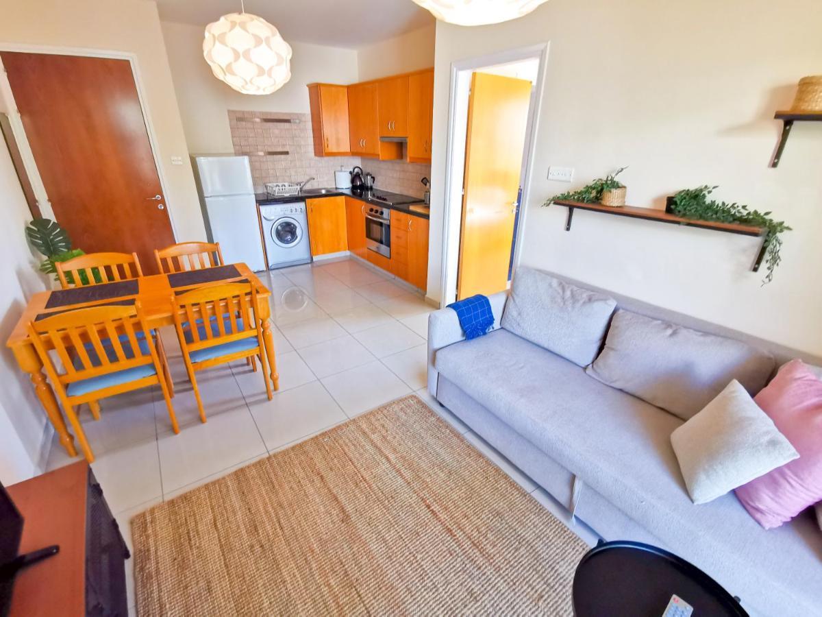Sunny Pool Apartment Вороклини Екстериор снимка