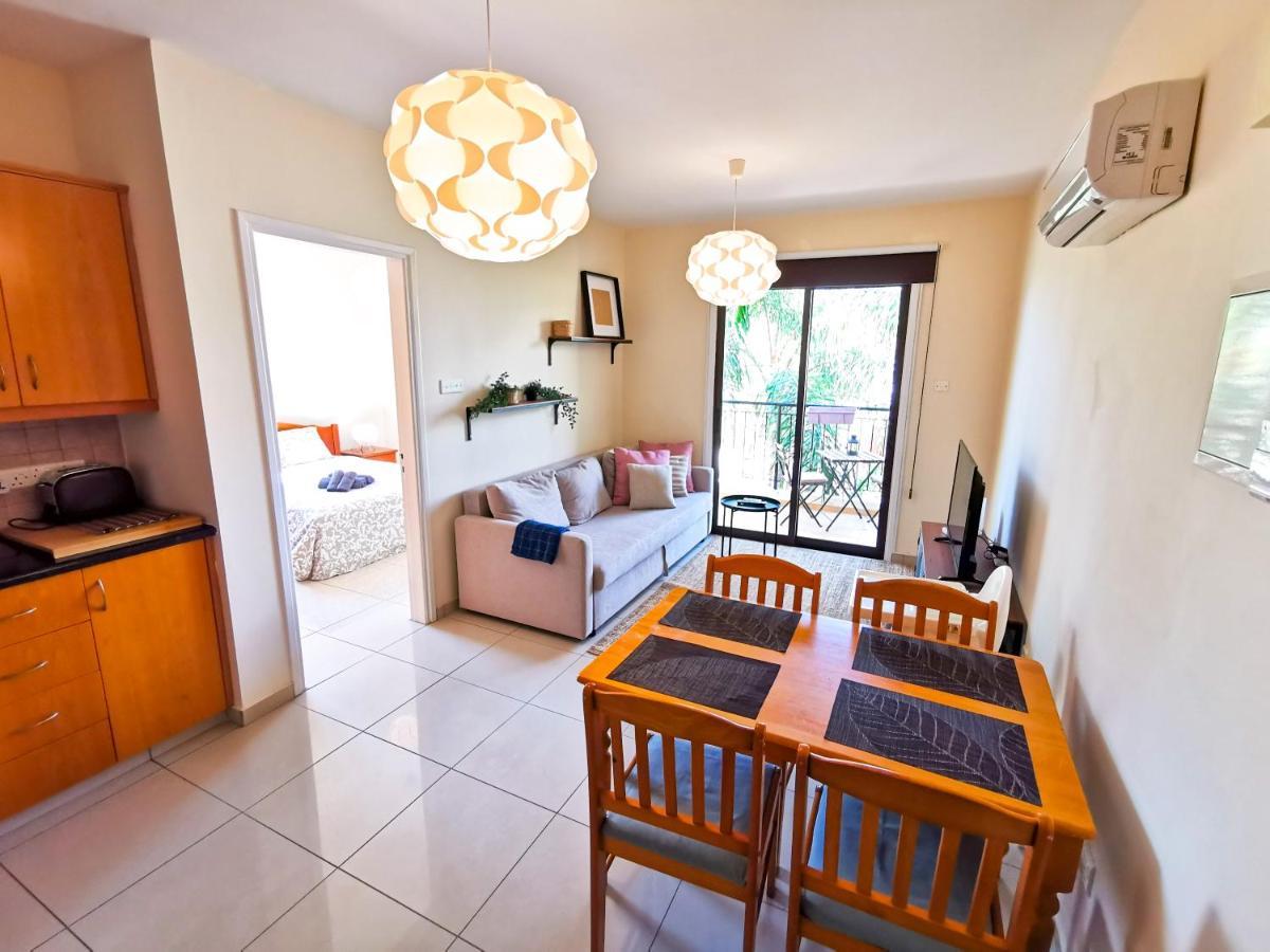 Sunny Pool Apartment Вороклини Екстериор снимка