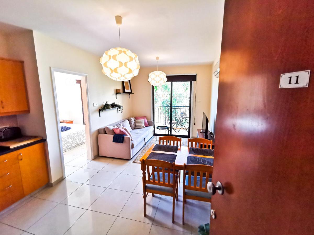 Sunny Pool Apartment Вороклини Екстериор снимка