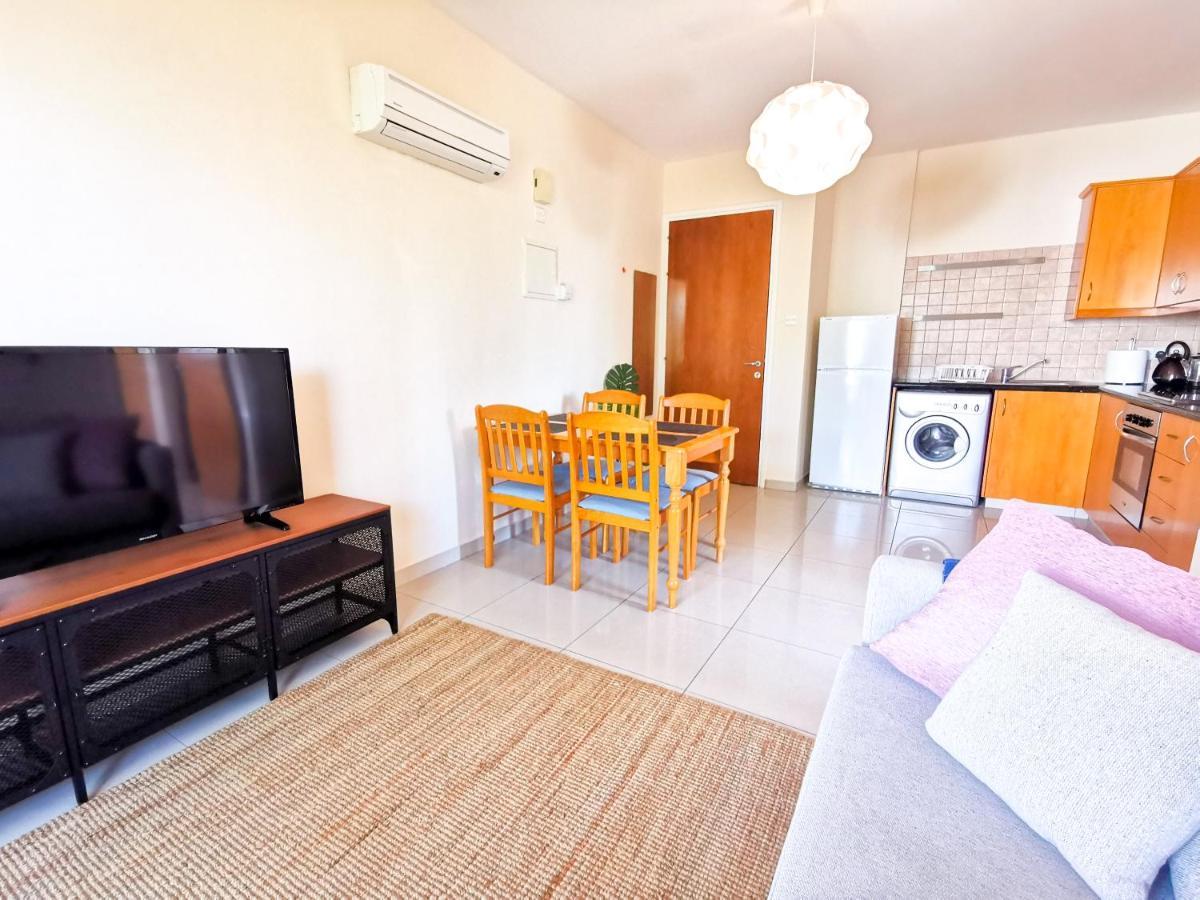 Sunny Pool Apartment Вороклини Екстериор снимка