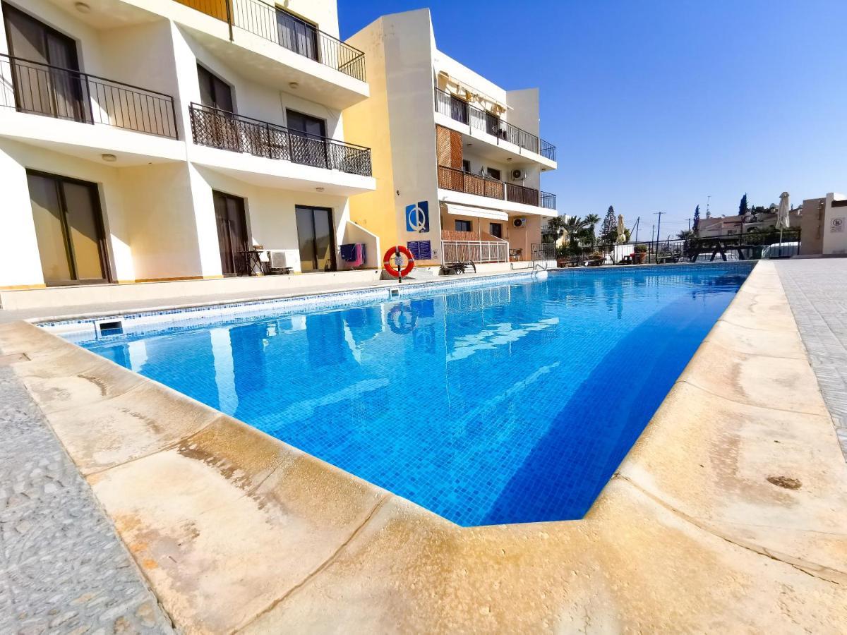 Sunny Pool Apartment Вороклини Екстериор снимка